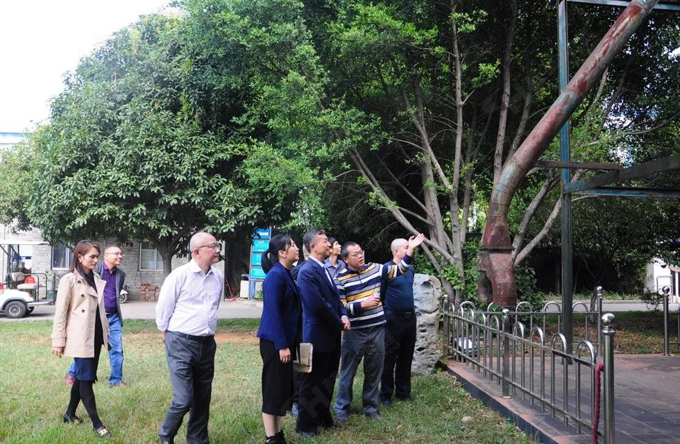 廣西塑料行業(yè)協(xié)會一行人與公司高層共同觀摩桂林鴻程首臺磨粉機