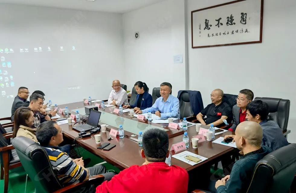 歡迎廣西塑料行業(yè)協(xié)會一行蒞臨桂林鴻程礦山機械廠參觀指導(dǎo)！