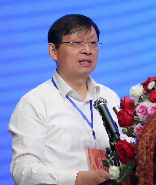 廣西大學(xué)校長(zhǎng)助理、廣西碳酸鈣產(chǎn)業(yè)化工程院常務(wù)副院長(zhǎng)、廣西碳酸鈣行業(yè)協(xié)會(huì)會(huì)長(zhǎng)童張法圖片來源：廣西碳酸鈣產(chǎn)業(yè)化工程院